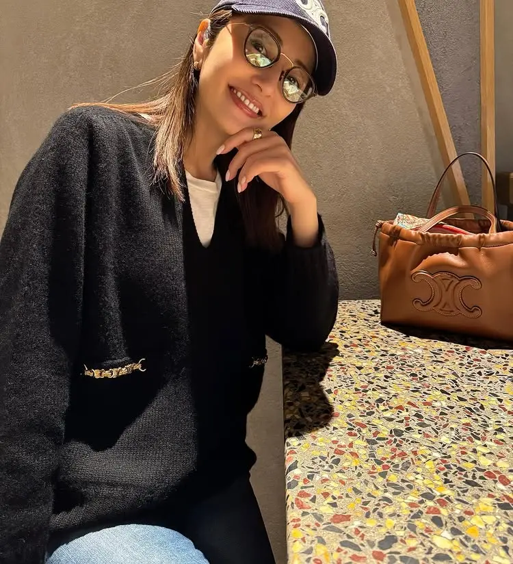 CELINEの「トリオンフ ベースボールキャップ」を着用した芸能人の