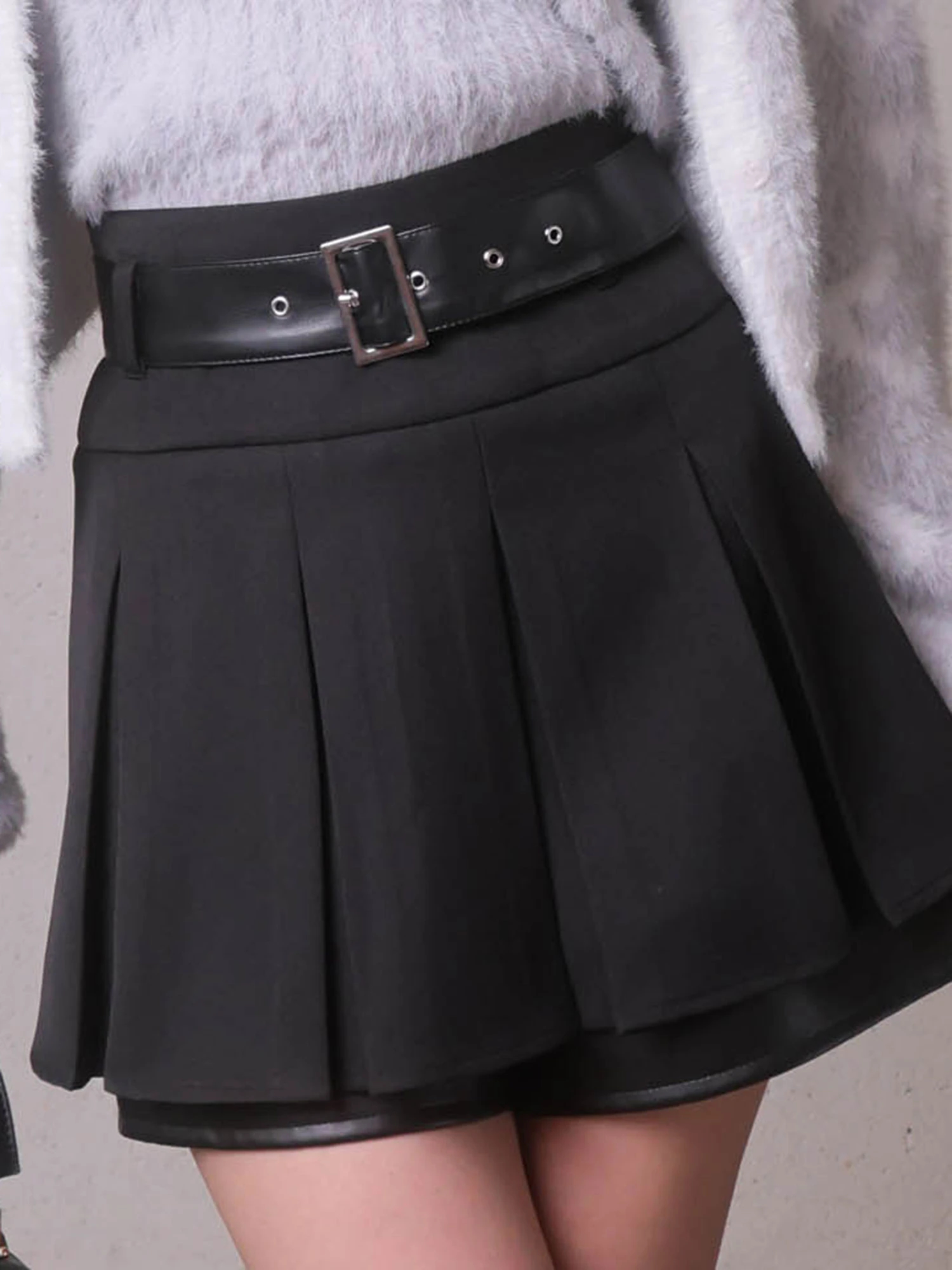 LIP SERVICE（リップサービス）｜ レザーレイヤードプリーツショート