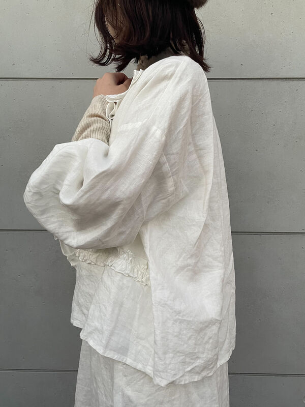 立川店/EC限定】リネン前開きフリルブラウス（オフホワイト/ブラック