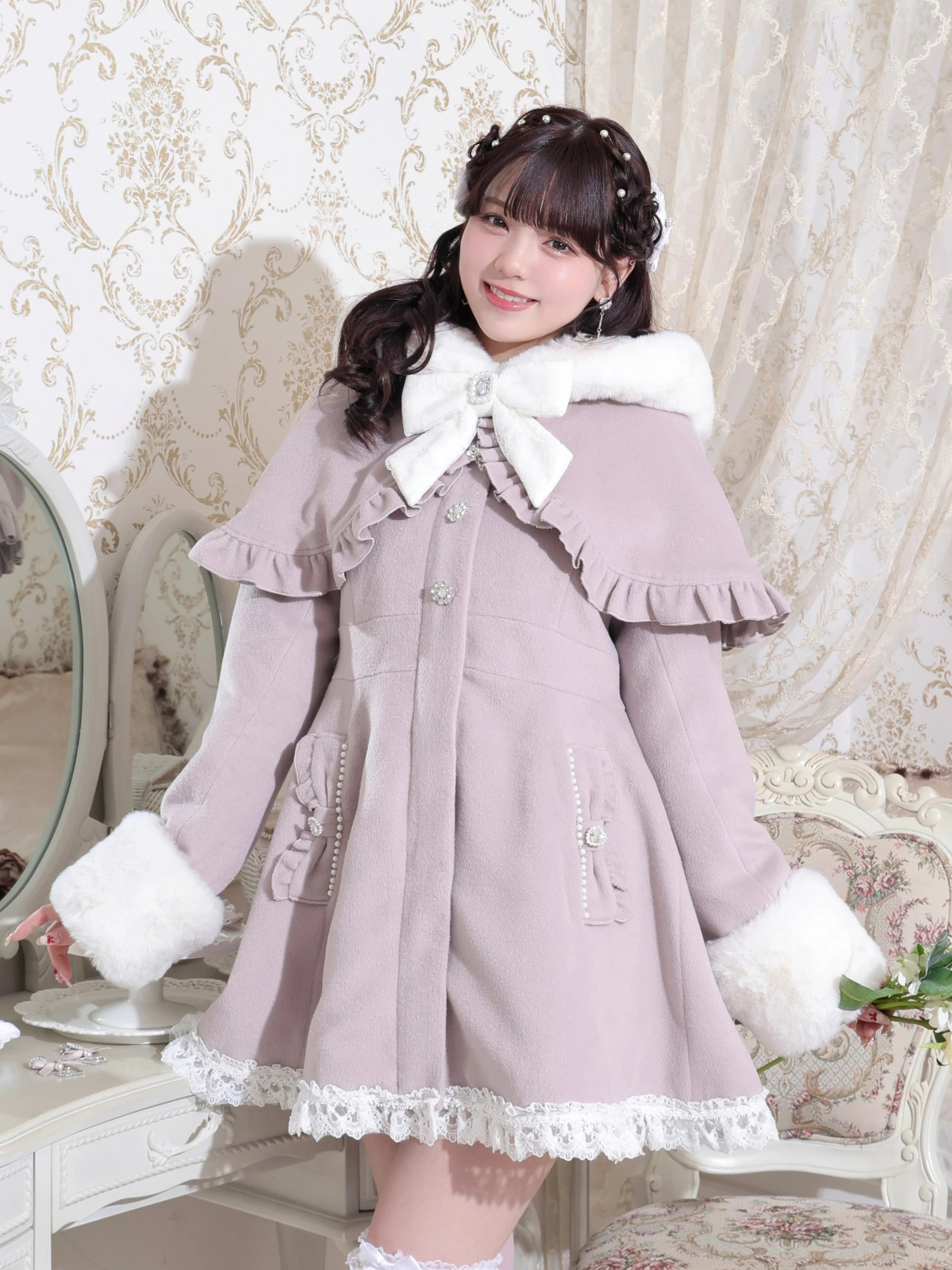 ケープフリルドーリーフレアコート（コート｜オフホワイト・ピンク・黒