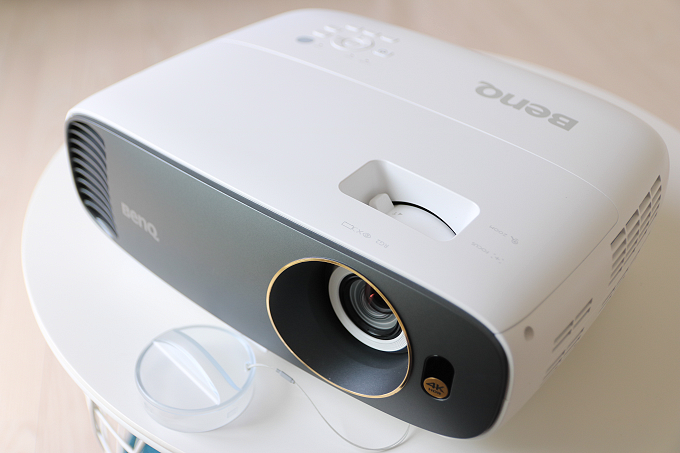 自宅がシアターに！プロジェクター初心者がBenQの4K『HT2550』を試して