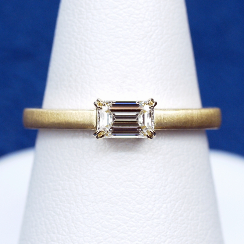 横向きエメラルドカットの婚約指輪｜つや消しゴールドの上品な仕上がり