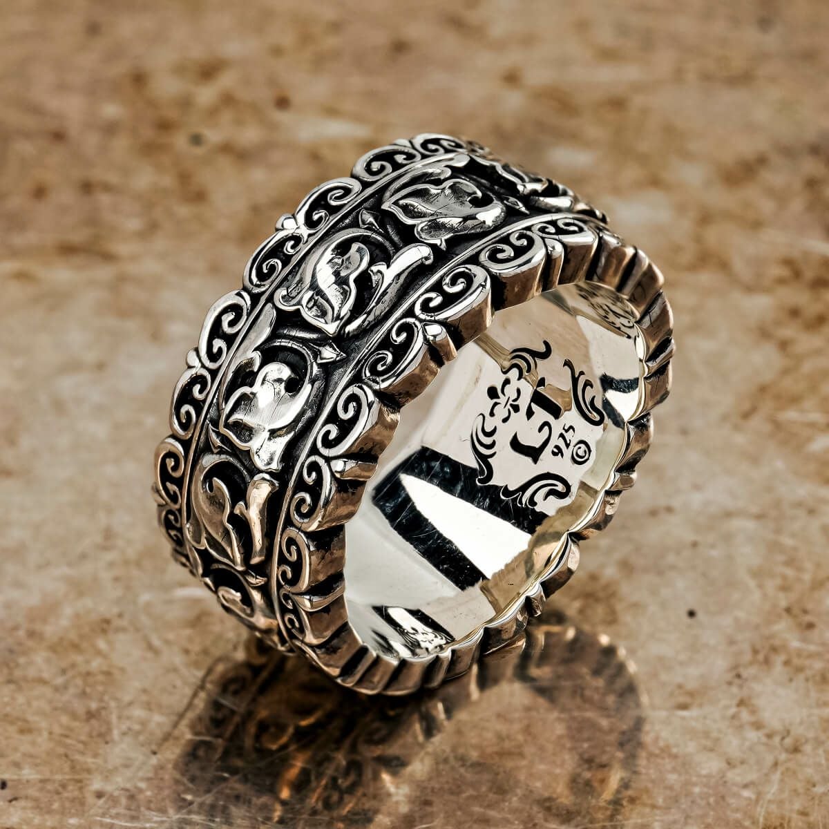 レザーズアンドトレジャーズ リボルビングニュークロスリング