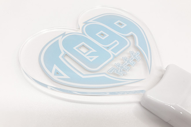 シャープな文字が光り輝くハート型のペンライト | 推し活・オリジナル