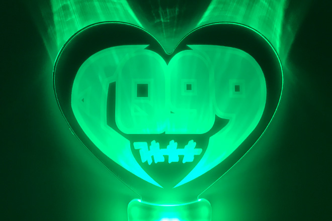 シャープな文字が光り輝くハート型のペンライト | 推し活・オリジナル