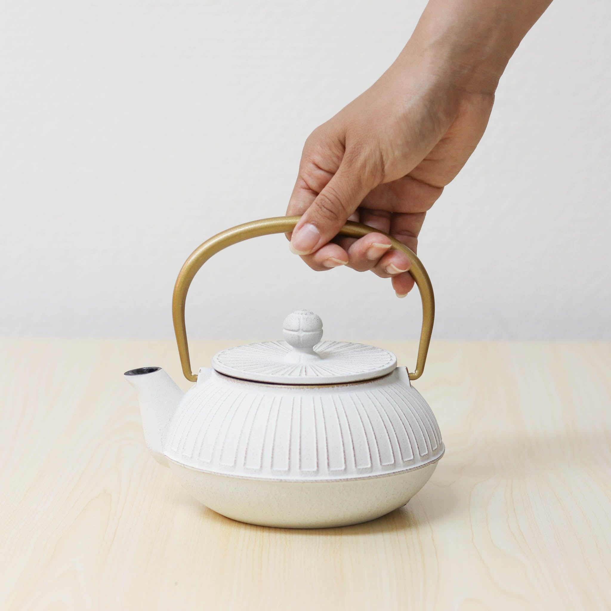 南部鉄器 急須 | 菊 0.65L | 金・麻色 | 岩鋳