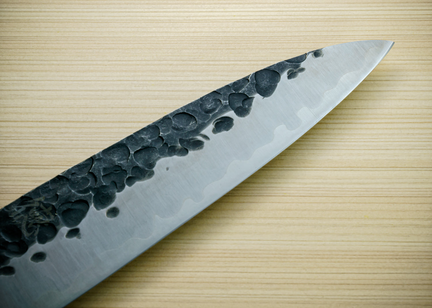 包丁の堺徳｜牛刀包丁 黒鎚目 モリブデン 焼漆柄