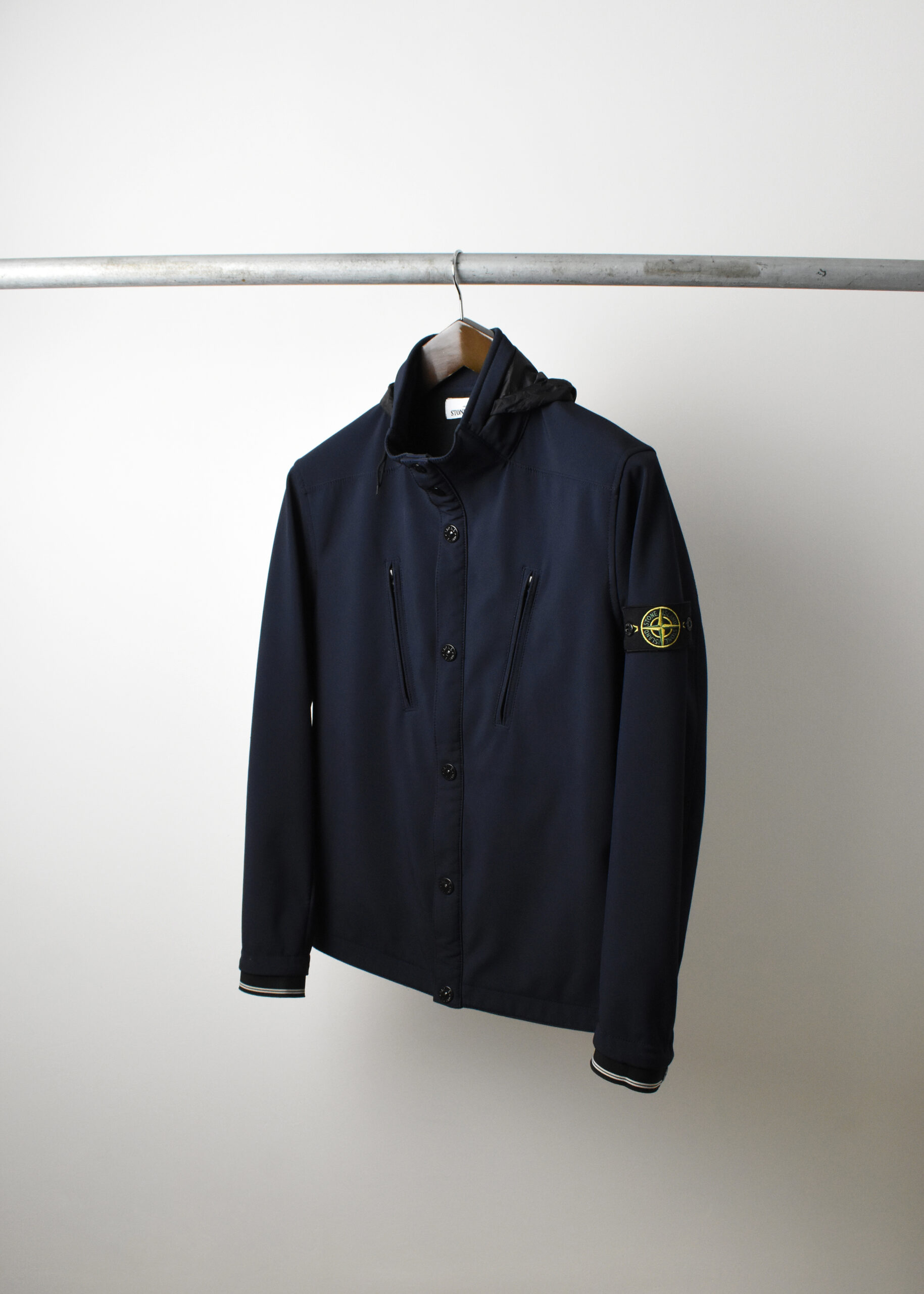 AW15 STONE ISLAND MULTI POCKET SOFT SHELL HOODED JACKET (L