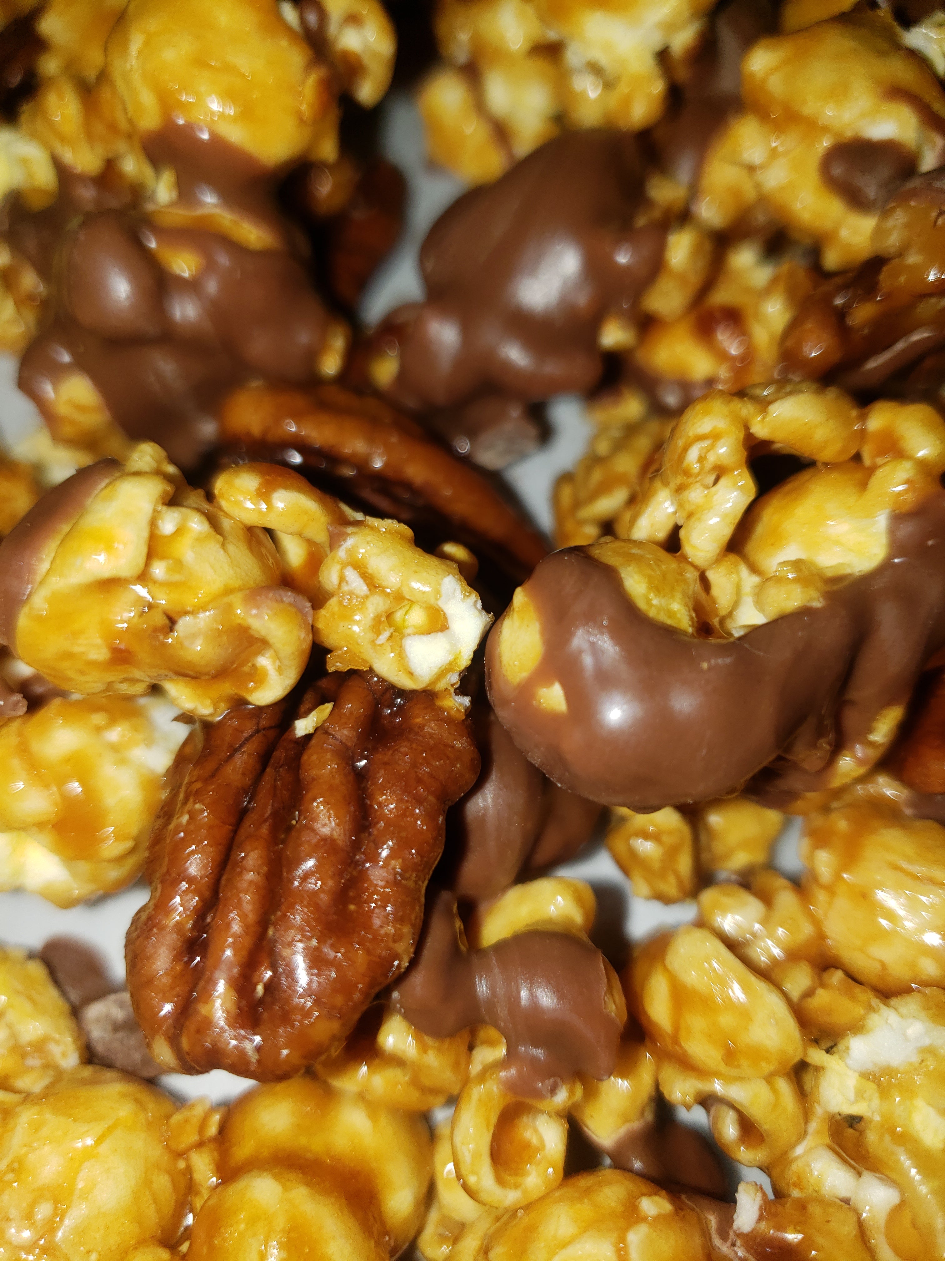 Caramel w/ Milk Chocolate Drizzle & Pecans – Jetta's Gourmet Popcorn
