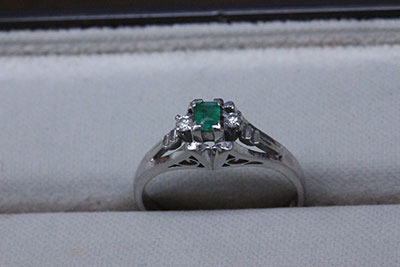 小さなエメラルドの石を腕の細い華奢なデザインリングにリフォーム