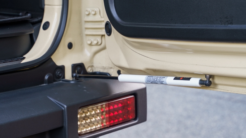 ジムニーのバックドア問題を「NEOPLOT フリーストップドアオープナー