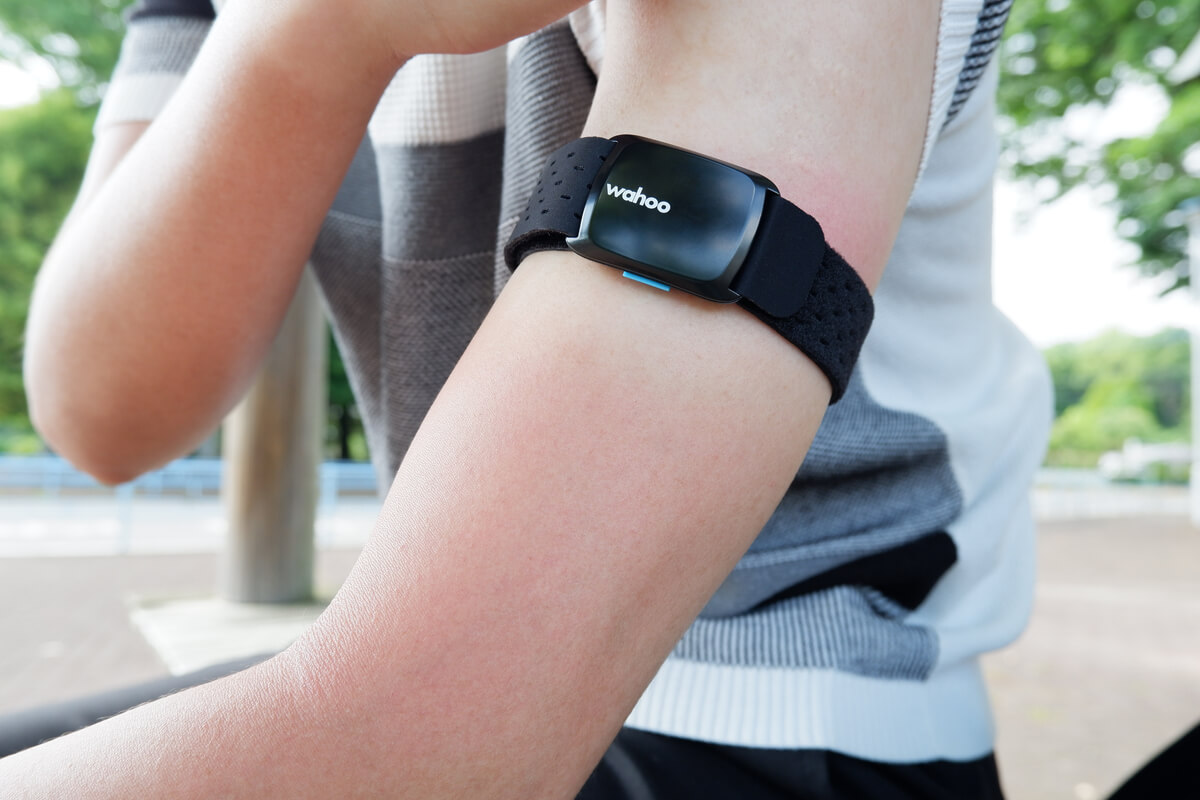 腕に装着する心拍計「Wahoo Tickr Fit」胸バンドに劣らず高精度 | 週末