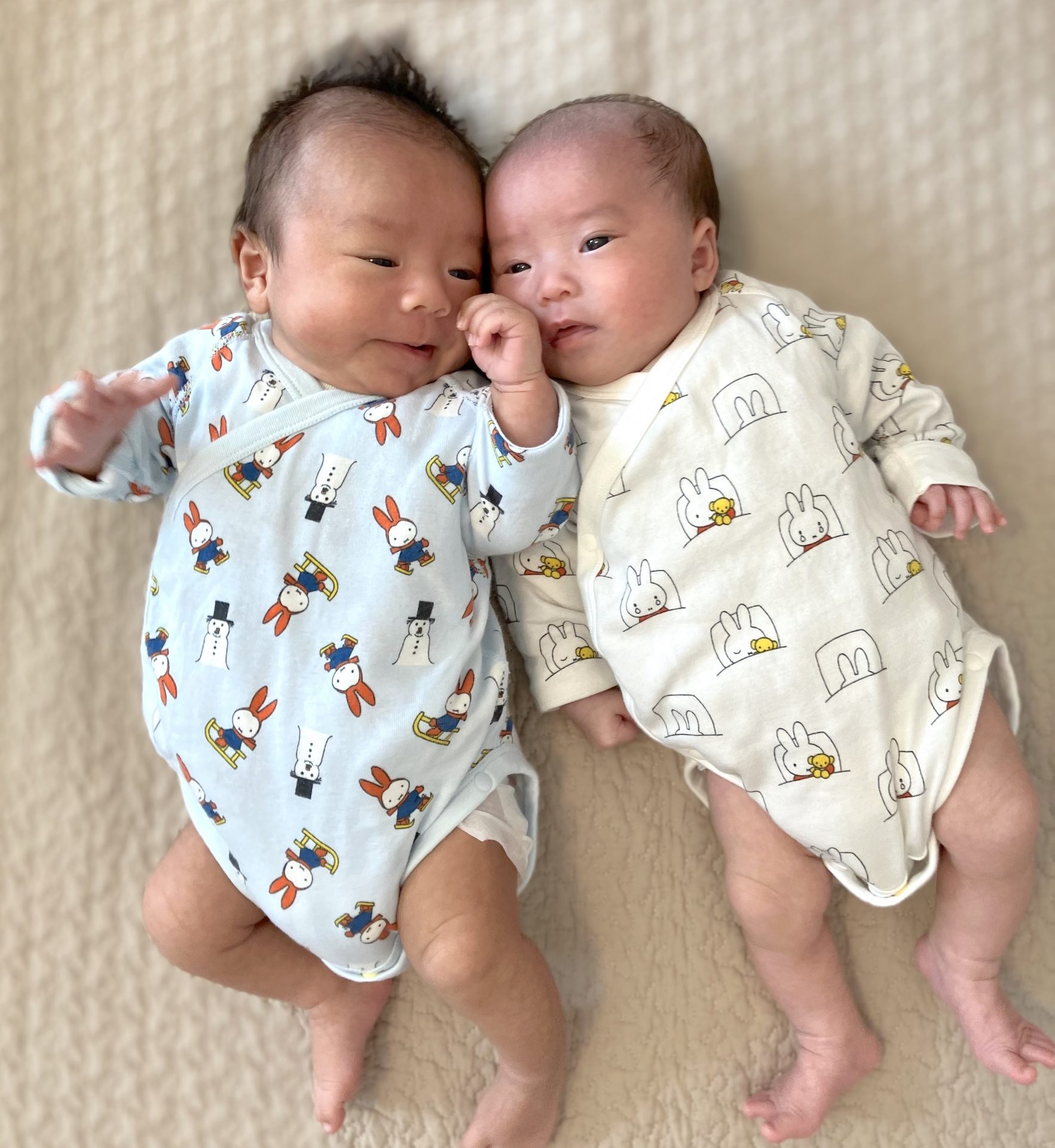 双子の赤ちゃん、寝かしつけ成功なるか！？ 背中スイッチに気をつけて