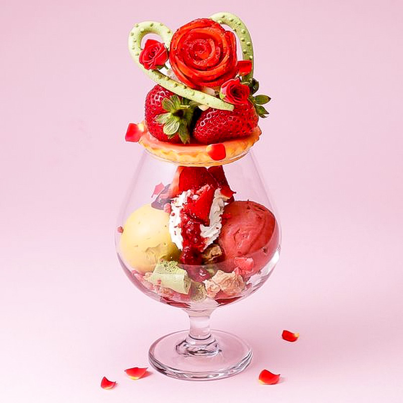 公式】News 期間限定 あまおう苺と薔薇のパフェ / Johnnieʼs Brasserie