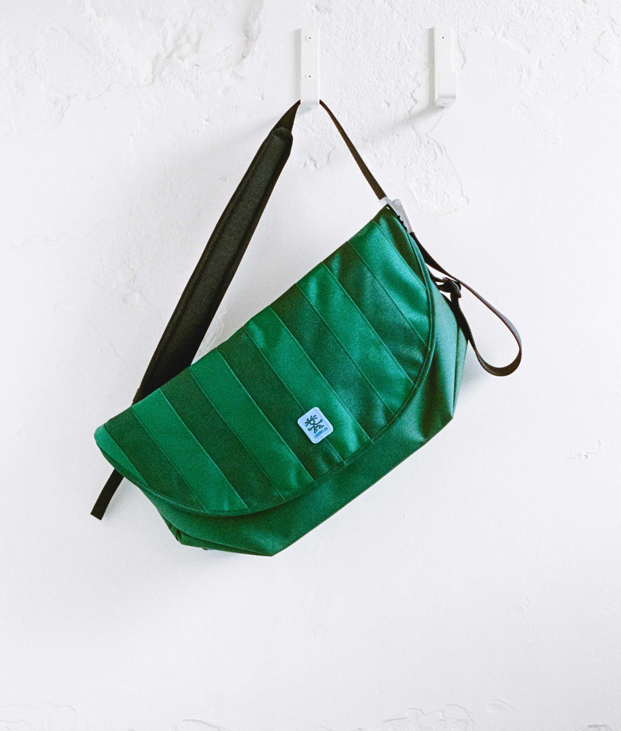 美品 クランプラー CRUMPLER メッセンジャーバッグ グリーン 女性と