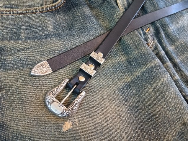 IVAN4ピースバックル付き 栃木レザーウエスタンナローベルト ブラック