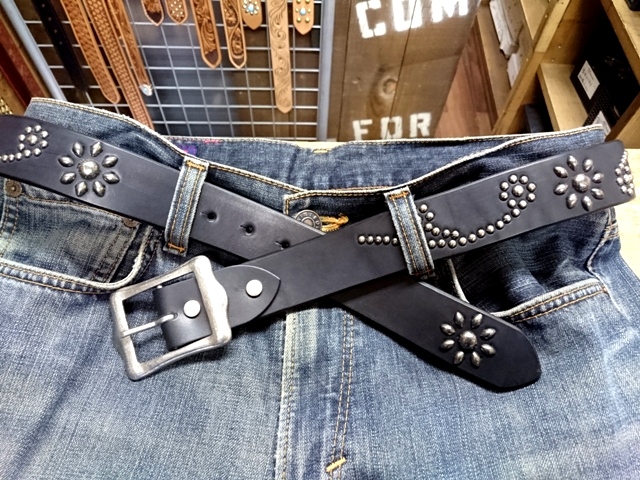 流線フラワーデザインスタッズベルト 【アンティークシルバースタッズ