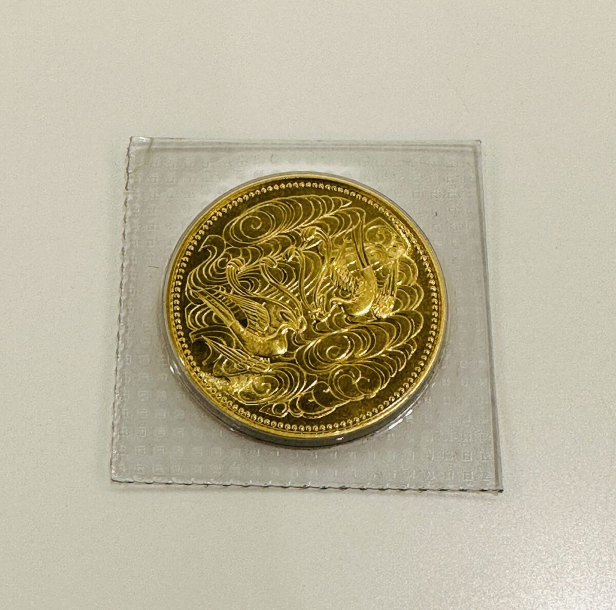 天皇陛下御在位60周年記念 10万円金貨 未鑑定 ブリスターパック】を