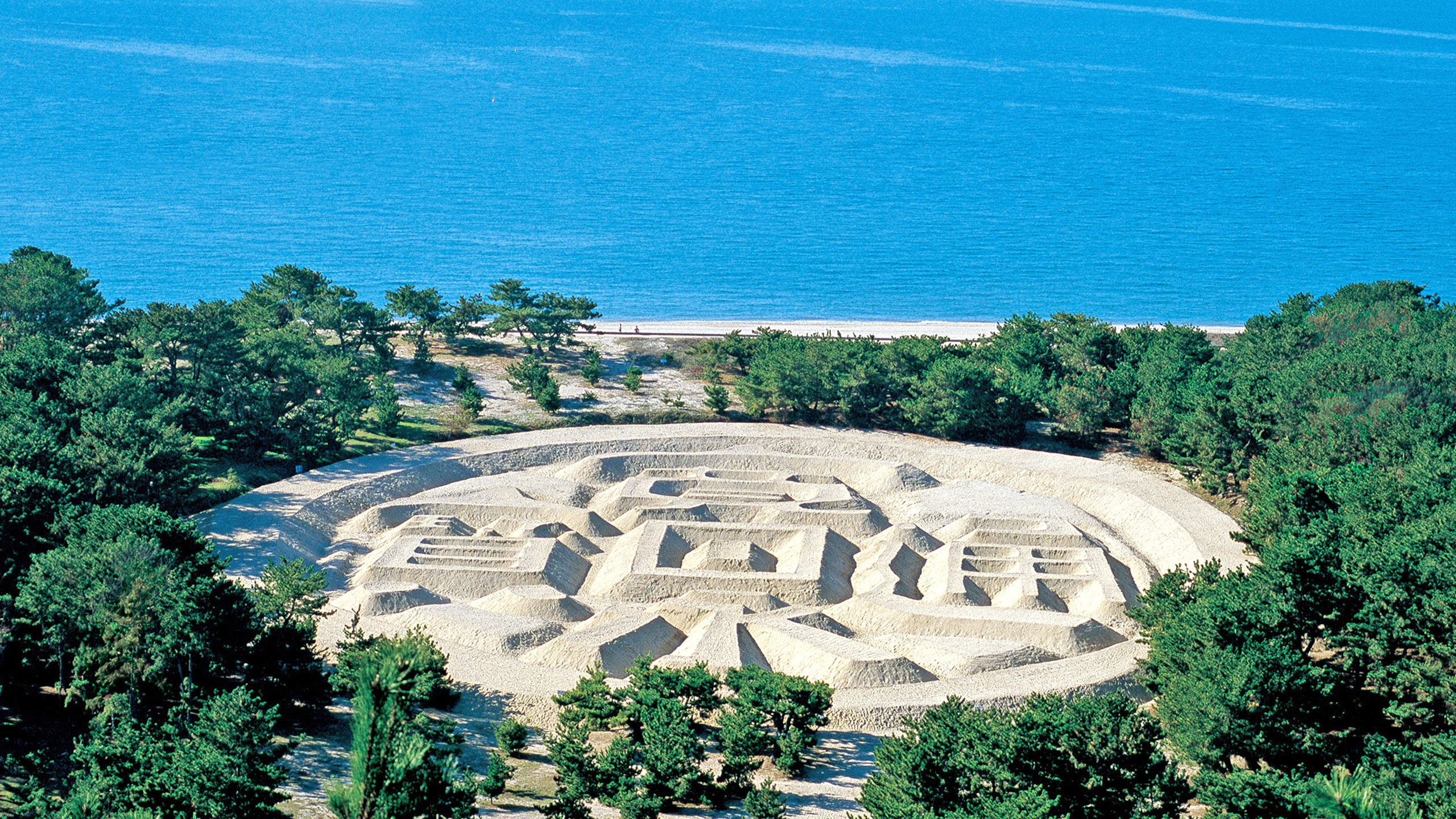 銭形砂絵「寛永通宝」｜一夜にして作られたという伝説の金運スポット