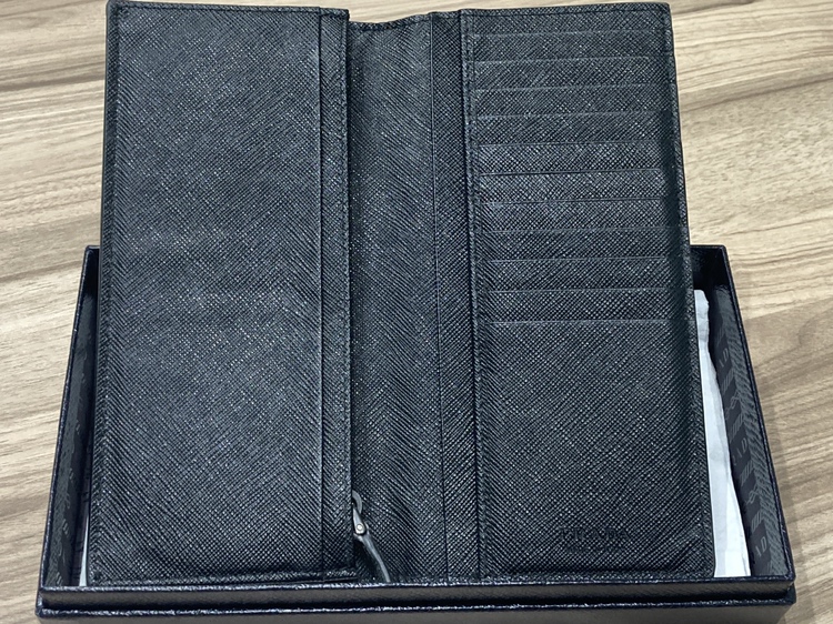 PRADA・サフィアーノレザー トライアングル ウォレット 長財布 ネロ