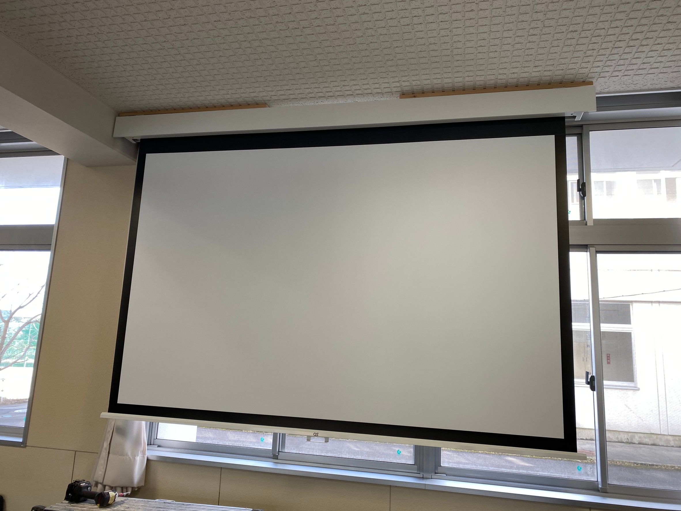 プロジェクタースクリーンの取り付けのご紹介 | 鹿児島オフィスづくり.com
