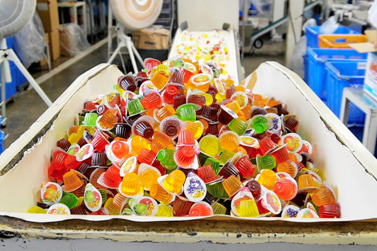 東北のソウルフード「メン子ちゃんゼリー」工場に潜入 リンゴ果汁から