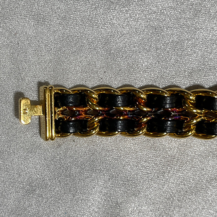 シャネルプルミエールの変色取りと革紐交換