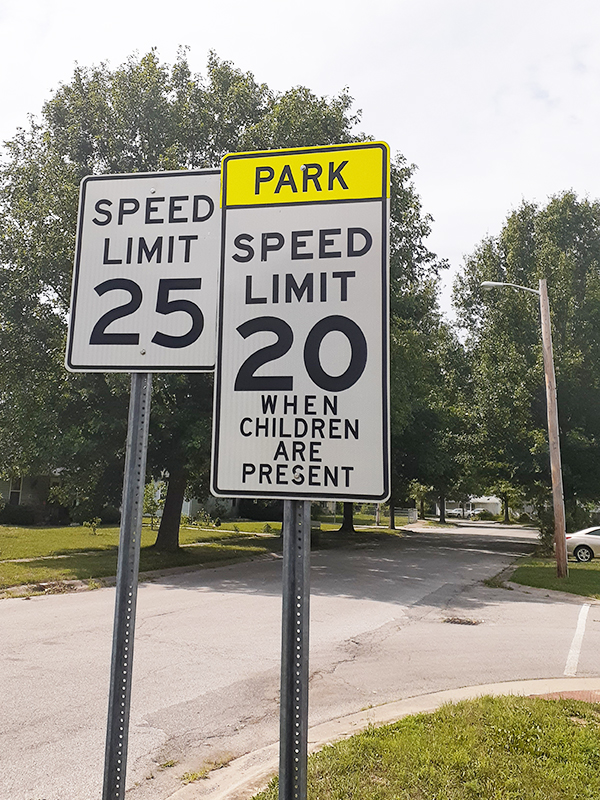 アメリカの道路標識まとめ～標識の意味と色による見分け方 | 駐在妻