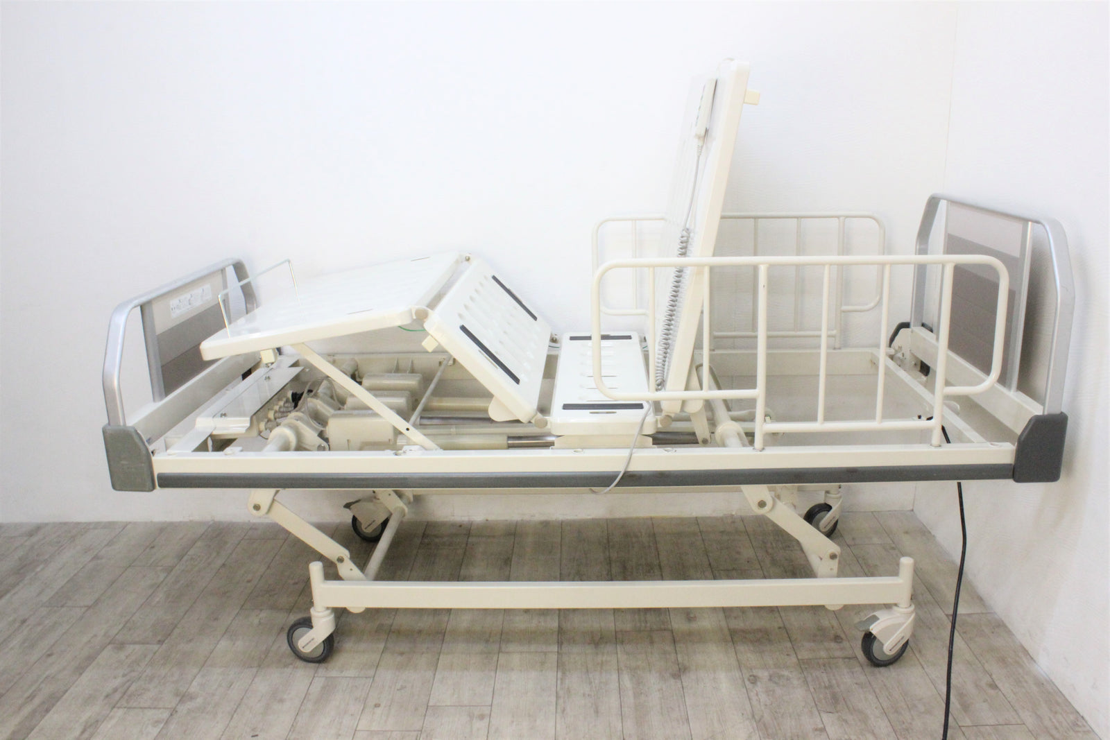 中古】パラマウントベッド 電動ベッド（PA-5132）3モーター キャスター