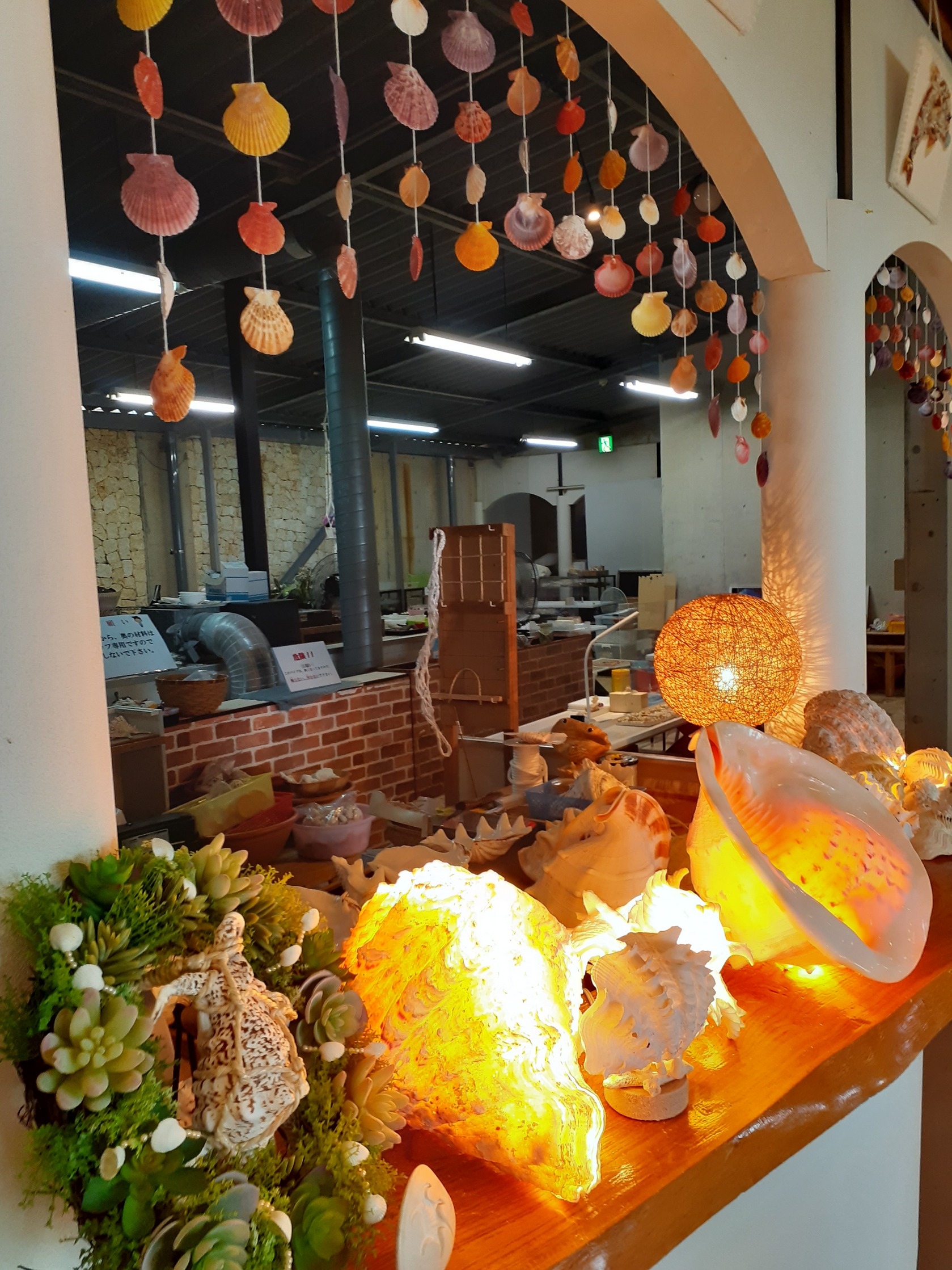 貝細工体験コーナーにシェルランプ登場 | アソビタウン宮古島海宝館