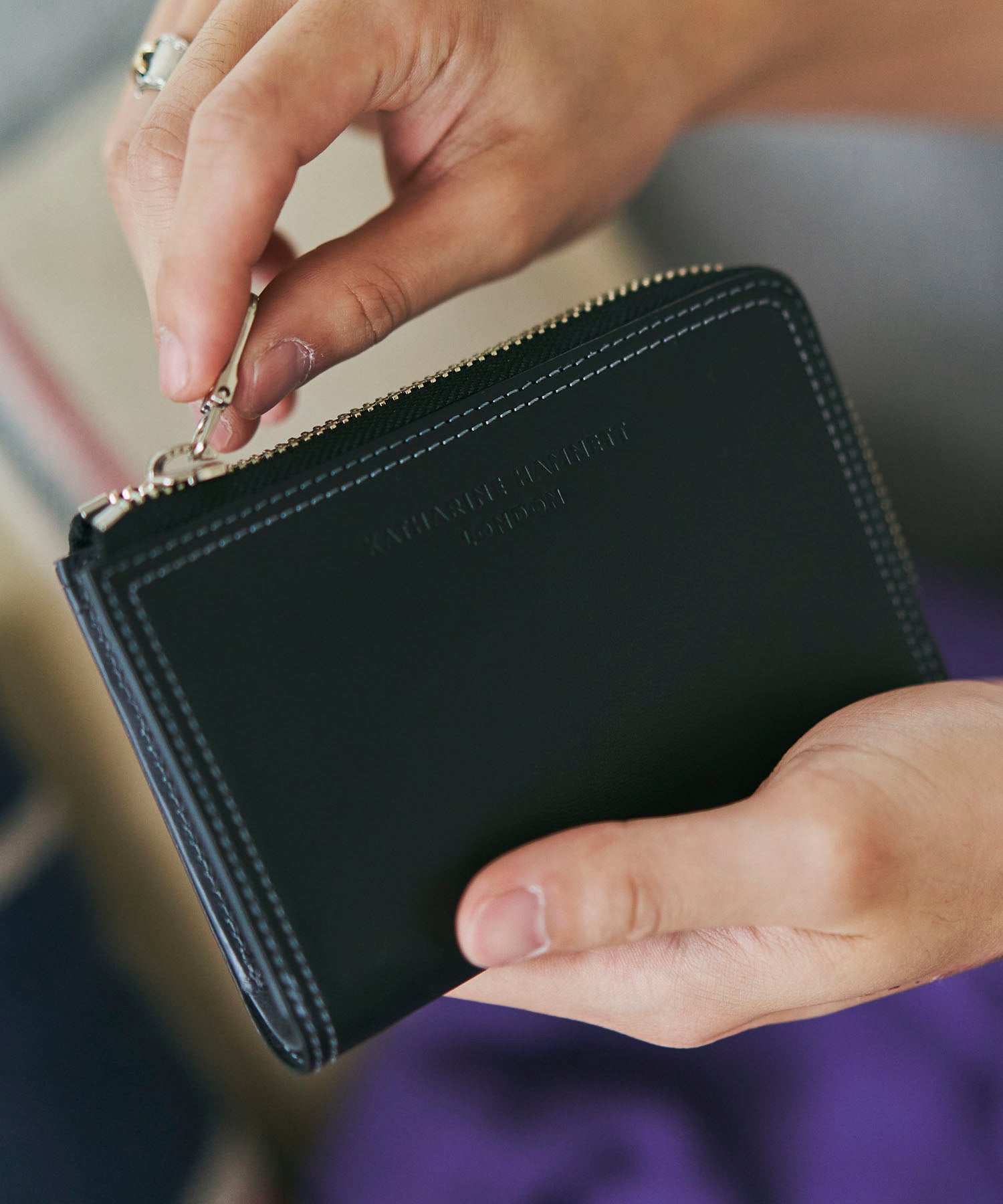 KATHARINE HAMNETT LONDON】VITA L字ファスナーミドルウォレット（490