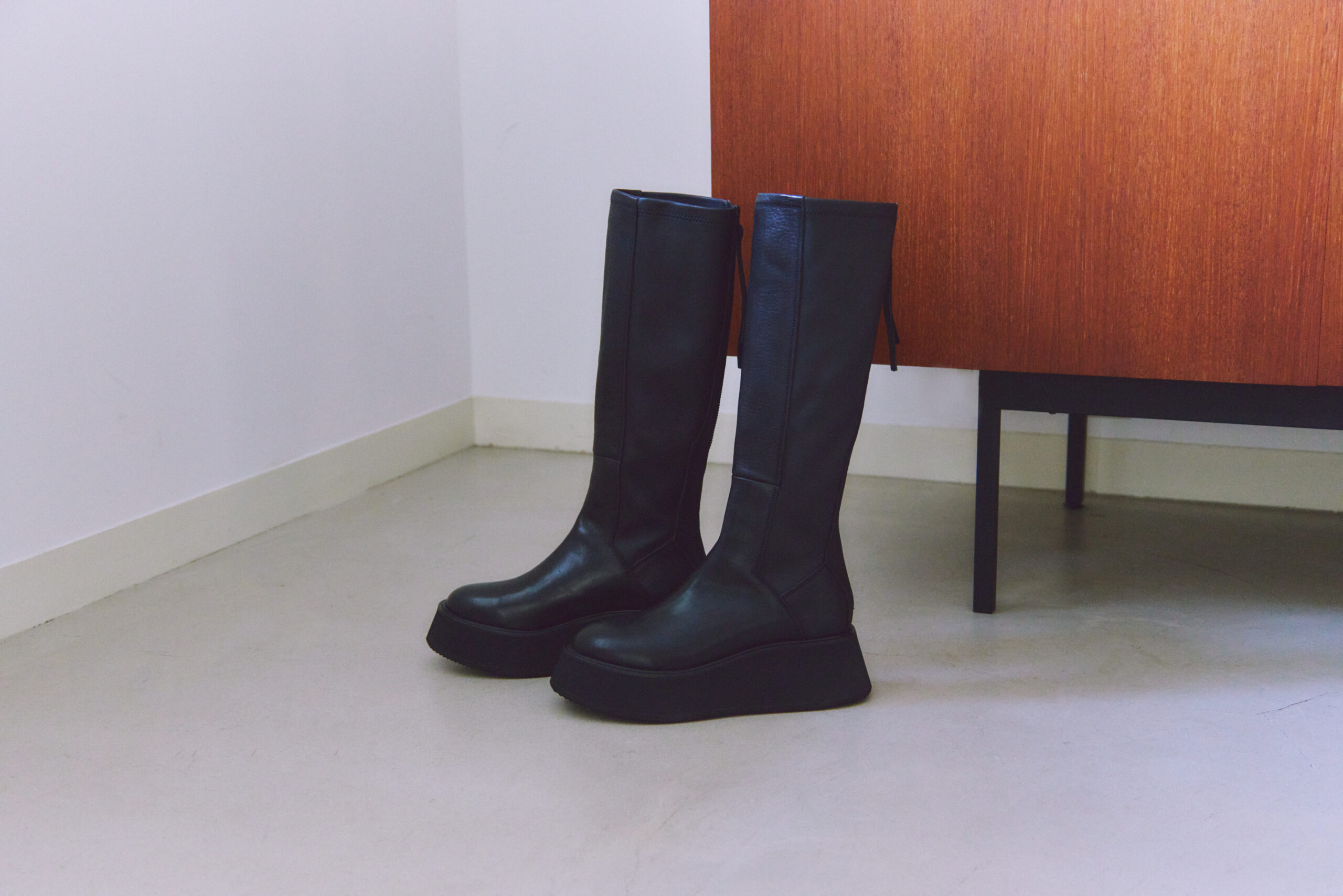 本革のロングブーツで、冬の足元をスタイリッシュに。 - 革きゅん