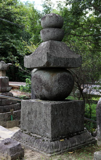 東小（ひがしお）墓地の石塔と石仏