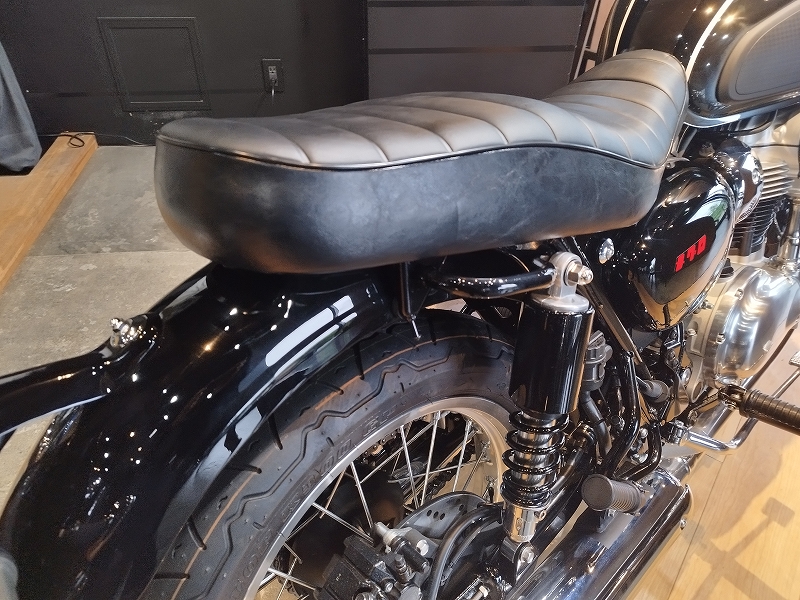 現行W800/MEGURO K3 に装着できるカワサキ純製シート | KAWASAKI-ZONE