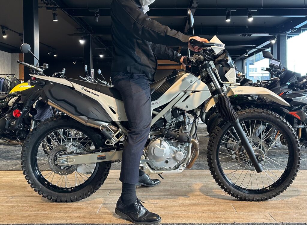 NEWモデル『KLX230 SHERPA』の足つきのご紹介です！ | KAWASAKI-ZONE