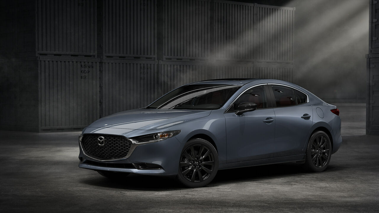 ポリメタルグレーメタリックなMAZDA3 SEDANの「ブラックシグネチャー