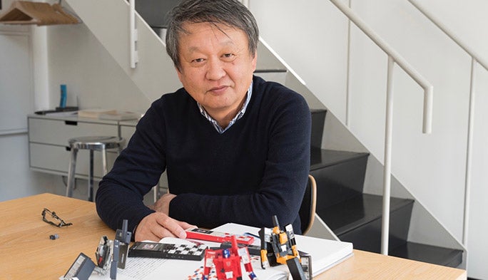 プロダクトデザイナーの深澤直人さんに、INFOBARをトランスフォームし