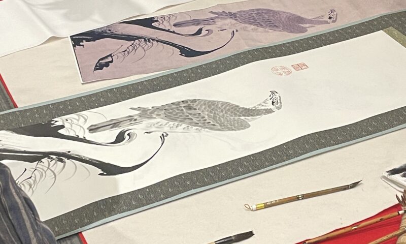 水墨画家・小林東雲氏による若冲「鷹図」の模写実演 | 古美術 景和