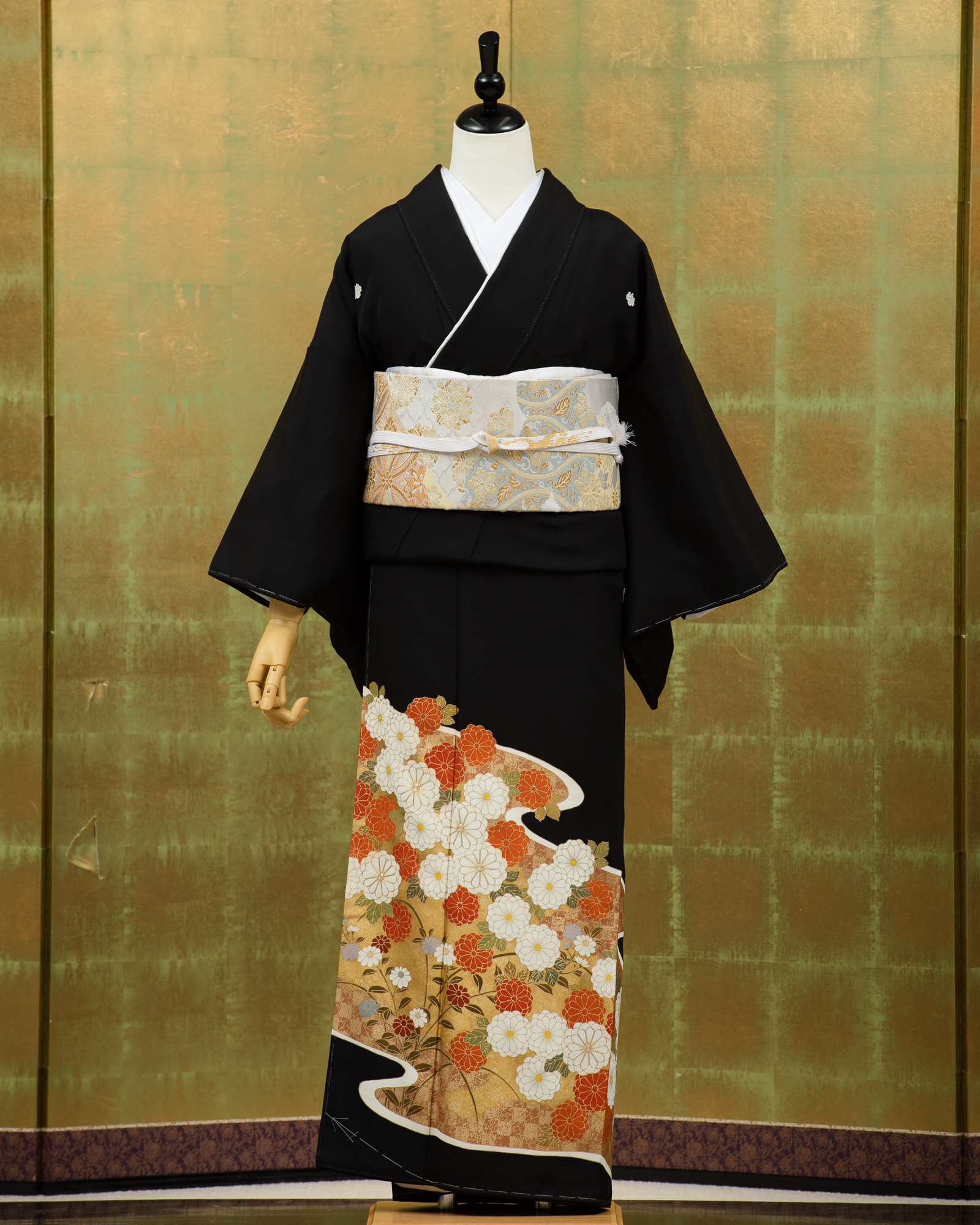 高級黒留袖レンタル】t-223 金に菊柄 Sサイズのフルセットレンタル