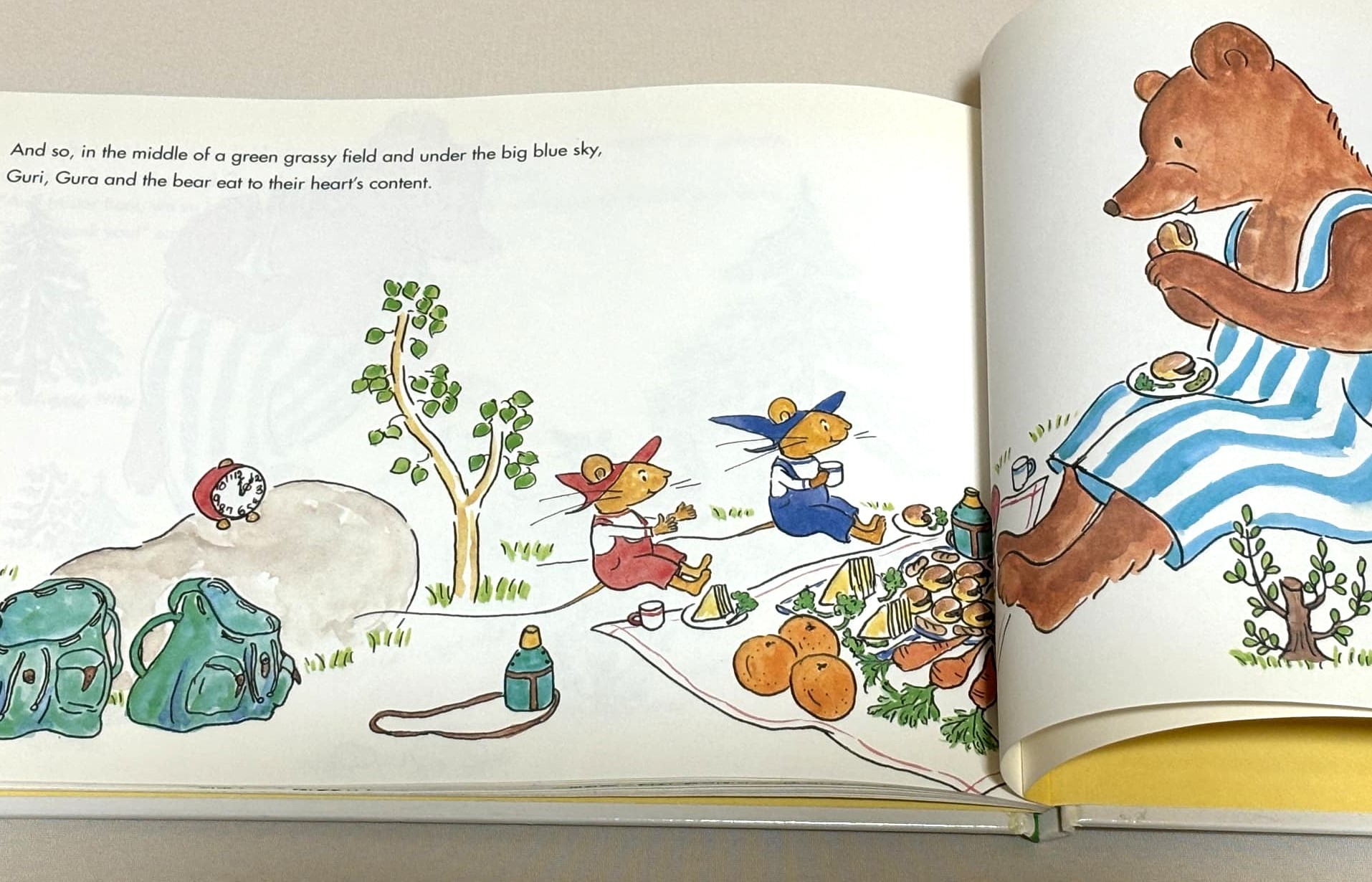 ぐりとぐらのえんそくの英語版絵本