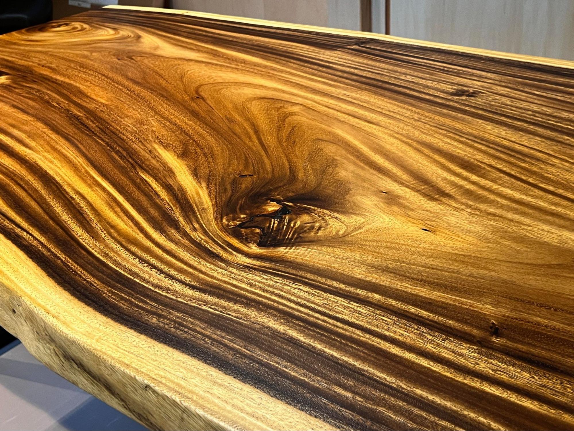 ソファに合わせた高さ！ミズメザクラの一枚板テーブル – オーダー