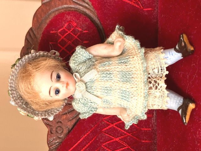 ジャーマンアンティーク グラスアイを持つ極小ビスクドール 7cm