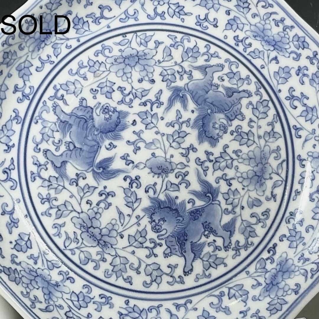 藍柿右衛門唐獅子花唐草全面文輪花五寸台皿 | 古美術萬里