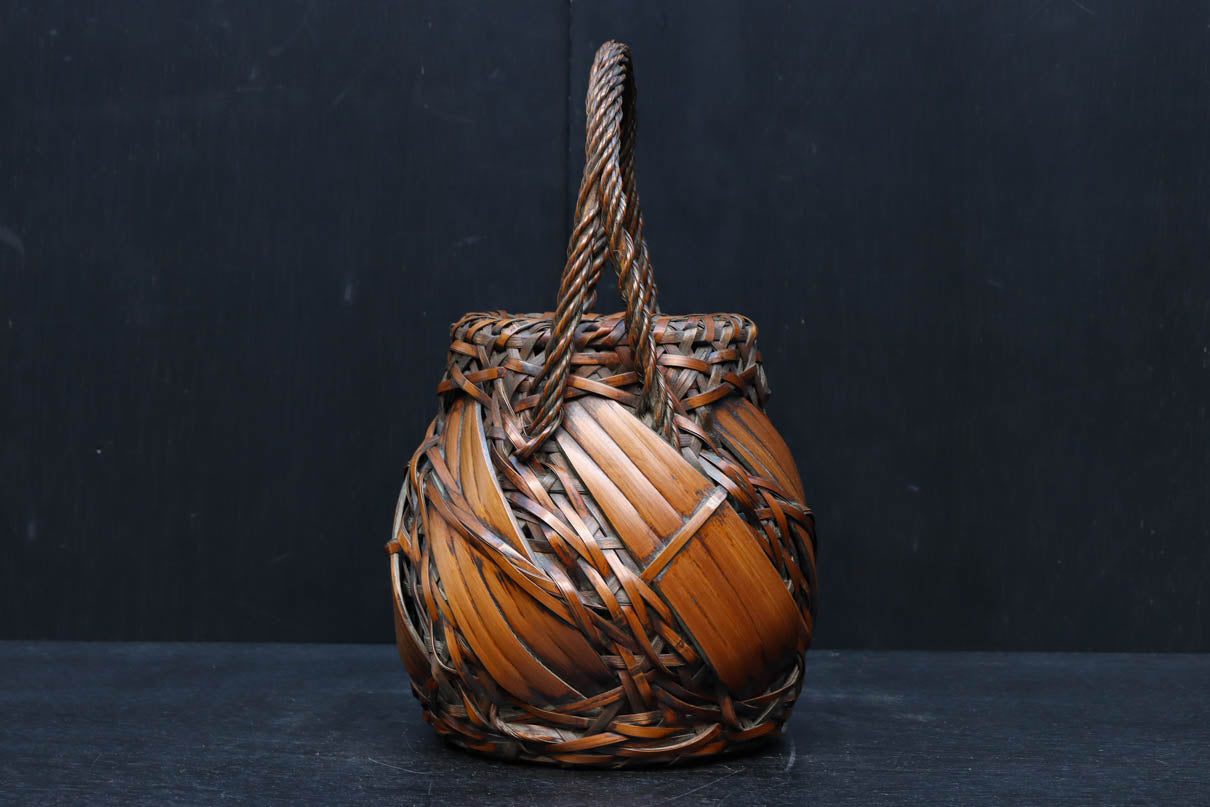 壺型のシルエットが可愛らしい竹編みの花カゴ DC7615 – 古福庵