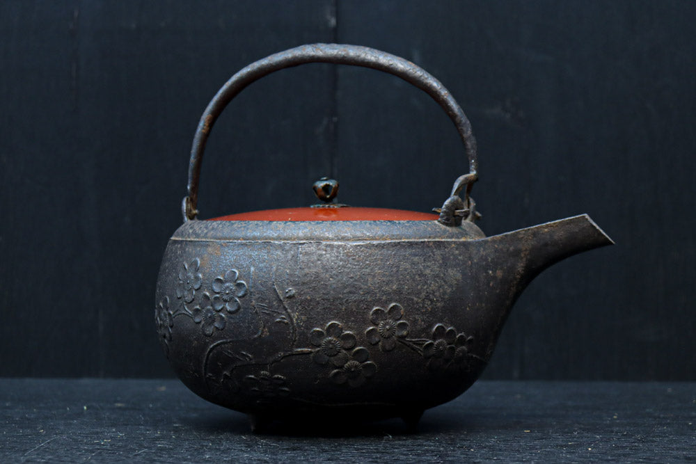 朱漆が雅やかな鉄製の大きなお銚子 DC7672ab 在庫(a:1 b:1)個 – 古福庵