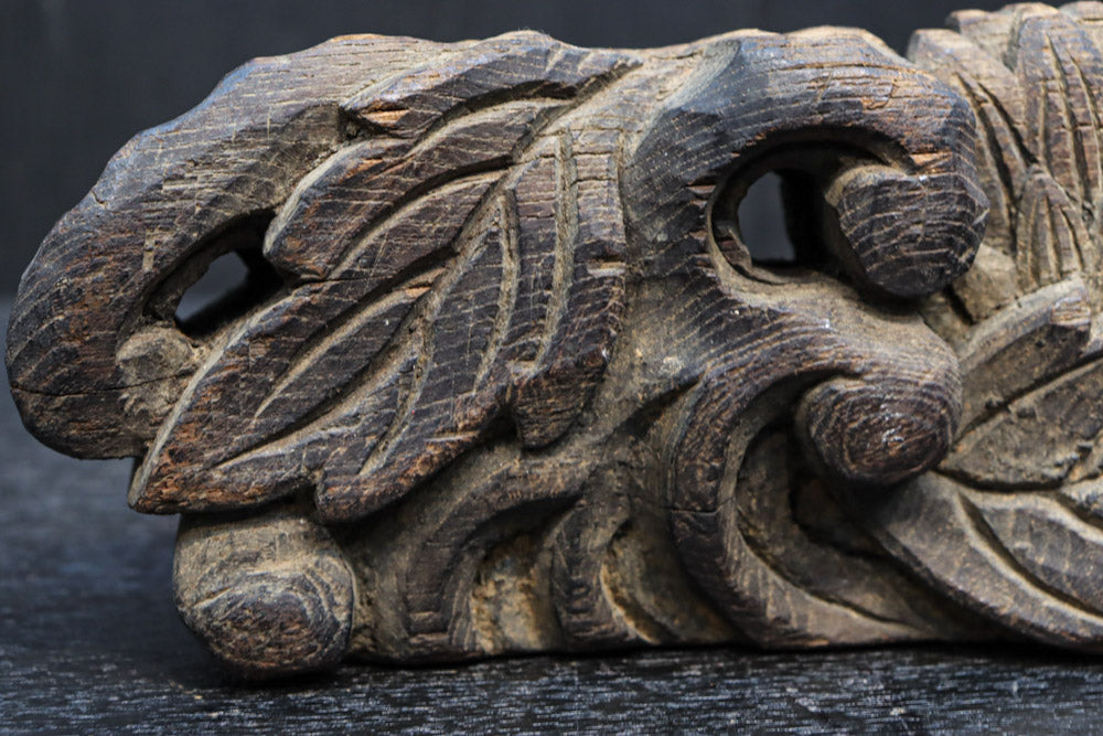 煤けた風合いが味わい深い彫刻横木 DC7375 – 古福庵 [ KOFUKUAN