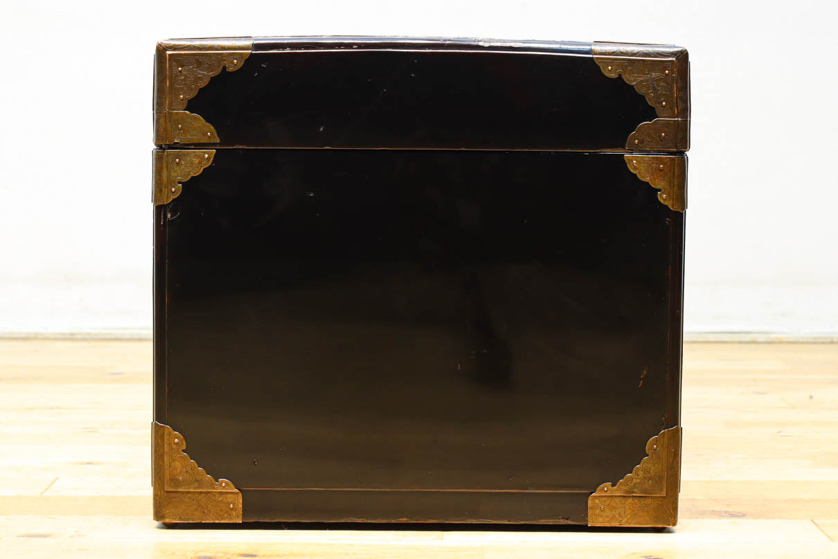 黒漆と繊細な模様入り装飾金具で風情ある挟み箱 DC8766 – 古福庵