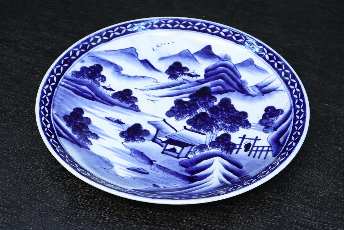 深みのある藍色の染付で山水図を描いた古伊万里焼の大皿 DC8930 – 古福