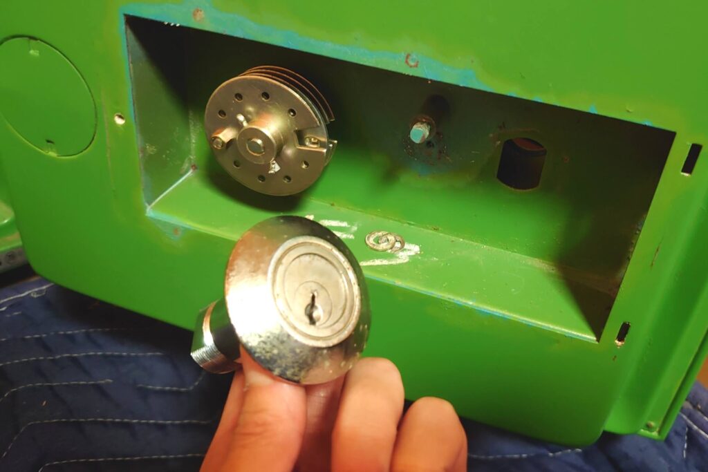 家庭用金庫の鍵紛失による解錠＆鍵作製｜鍵が1本もなくても対応可能