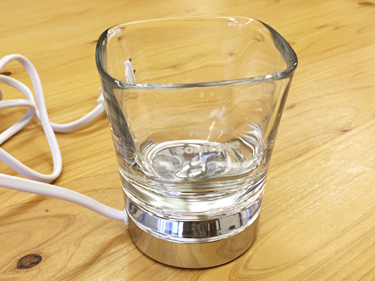 コップにポイっとほうりこむだけで充電できちゃう電動歯ブラシ